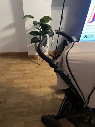 Silla de paseo ligera negra y beige