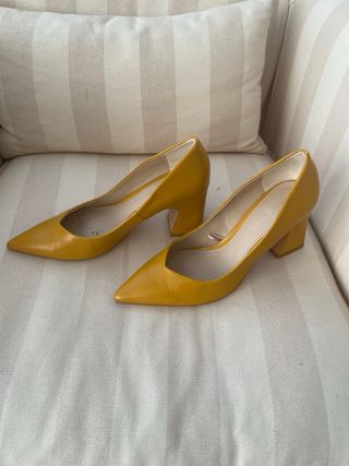 Zapatos de tacón Zara amarillos