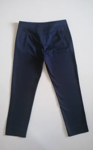 Pantalón cropped azul marino y blusa fina