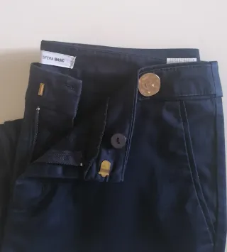 Pantalón cropped azul marino y blusa fina