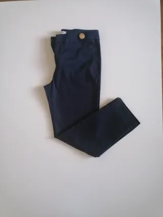 Pantalón cropped azul marino y blusa fina