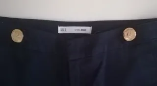 Pantalón cropped azul marino y blusa fina