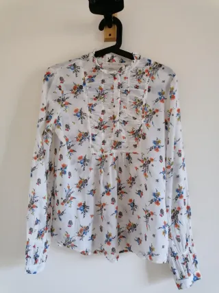 Pantalón cropped azul marino y blusa fina