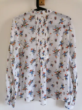 Pantalón cropped azul marino y blusa fina