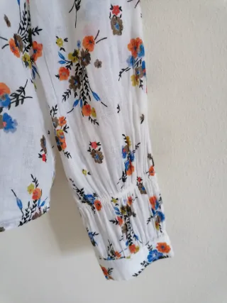 Pantalón cropped azul marino y blusa fina