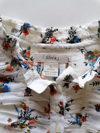 Pantalón cropped azul marino y blusa fina