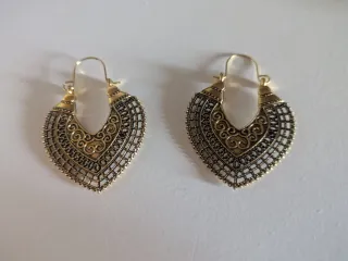 Pendientes dorados corazón calados