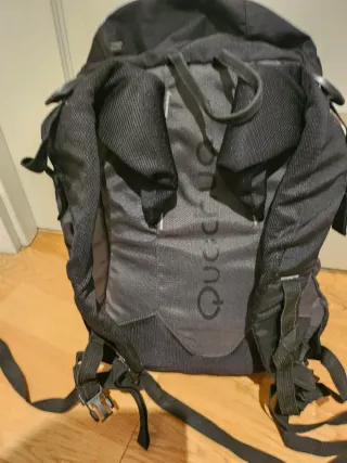 Mochila Quechua 20L Negra y Gris