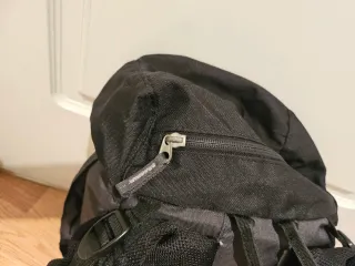 Mochila Quechua 20L Negra y Gris