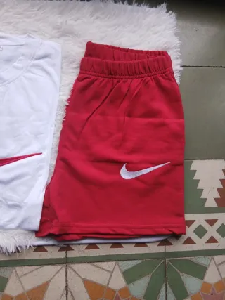 Conjunto Mujer Gorra Blanca y Ropa