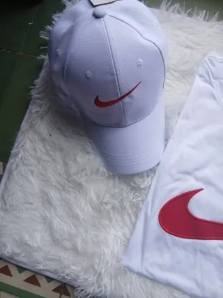 Conjunto Mujer Gorra Blanca y Ropa