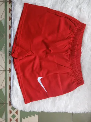 Conjunto Mujer Gorra Blanca y Ropa