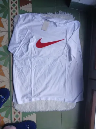 Conjunto Mujer Gorra Blanca y Ropa