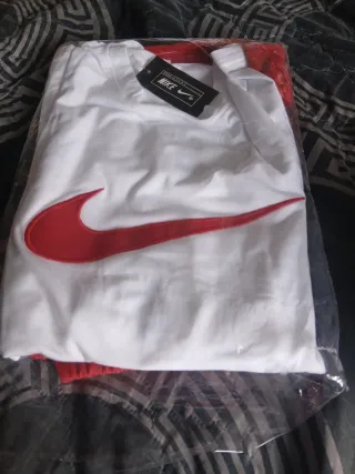 Conjunto Mujer Gorra Blanca y Ropa