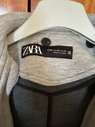 Cazadora Zara Gris con Capucha