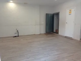 Local con garaje con entreplanta,servicio y vado.