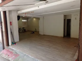 Local con garaje con entreplanta,servicio y vado.