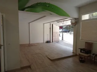 Local con garaje con entreplanta,servicio y vado.