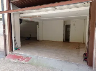 Local con garaje con entreplanta,servicio y vado.