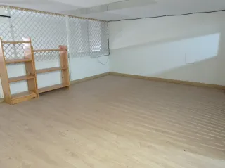 Local con garaje con entreplanta,servicio y vado.