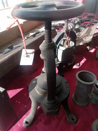 Prensa antigua de hierro fundido