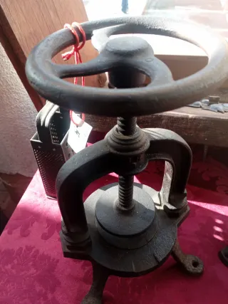 Prensa antigua de hierro fundido