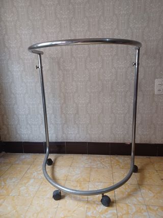 Perchero media curva graduable