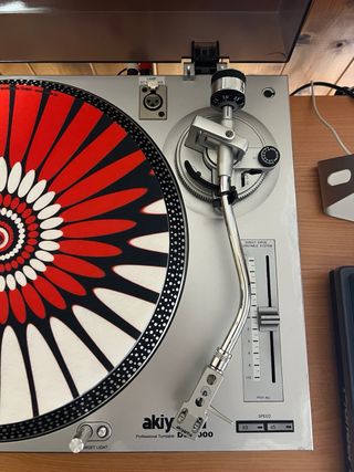 Pareja Tocadiscos DJ Akiyama DJ2000