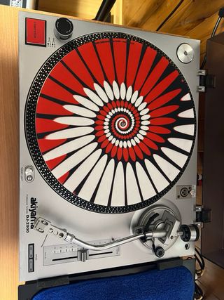 Pareja Tocadiscos DJ Akiyama DJ2000