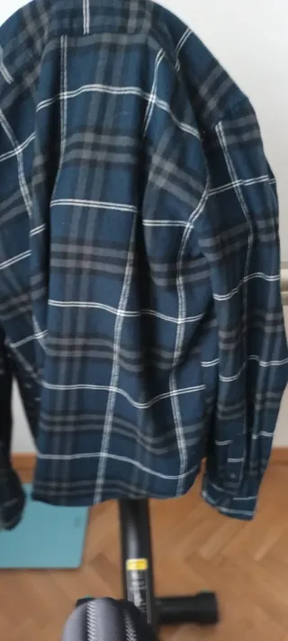 Lote 6 prendas: Camisetas y camisa cuadros. 9€ c/u