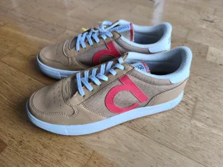 Zapatillas veganas DUUO marrones y beige. Nuevas