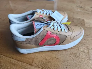 Zapatillas veganas DUUO marrones y beige. Nuevas