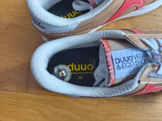 Zapatillas veganas DUUO marrones y beige. Nuevas