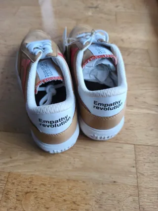 Zapatillas veganas DUUO marrones y beige. Nuevas