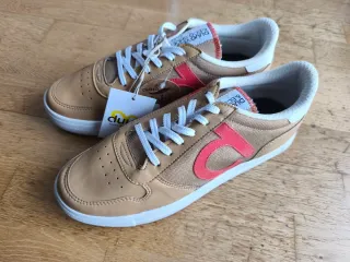 Zapatillas veganas DUUO marrones y beige. Nuevas