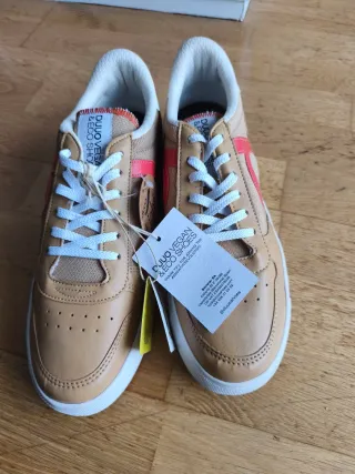 Zapatillas veganas DUUO marrones y beige. Nuevas