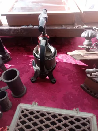 Prensa antigua de metal