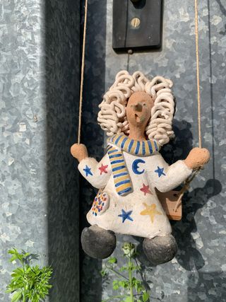 Brujita de cerámica decorativa