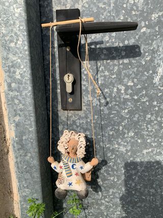 Brujita de cerámica decorativa