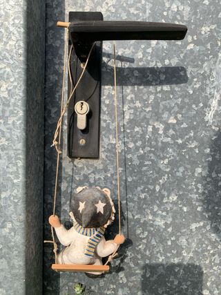 Brujita de cerámica decorativa