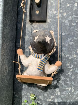 Brujita de cerámica decorativa