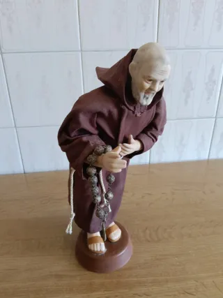 Statua Padre Pio con rosario
