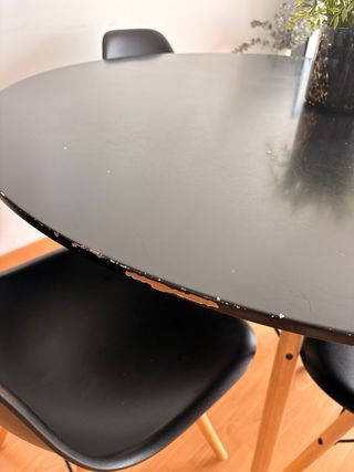 Mesa redonda Sklum y 4 sillas.