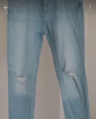 Pantalón vaquero chico desgastado