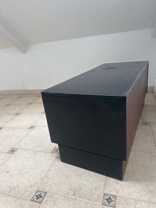 Mueble auxiliar gris con detalles dorados
