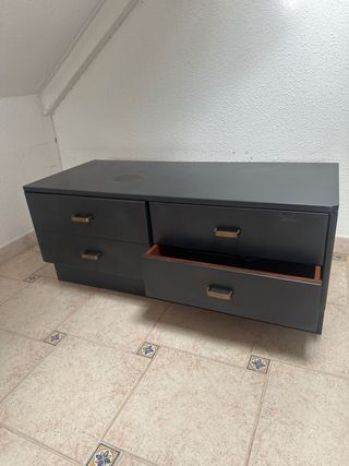 Mueble auxiliar gris con detalles dorados