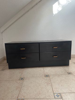 Mueble auxiliar gris con detalles dorados