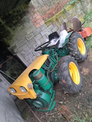 Tractor agrícola con fresadora