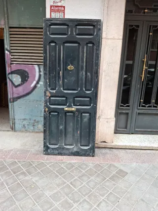Puerta antigua de entrada madera oscura