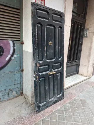 Puerta antigua de entrada madera oscura
